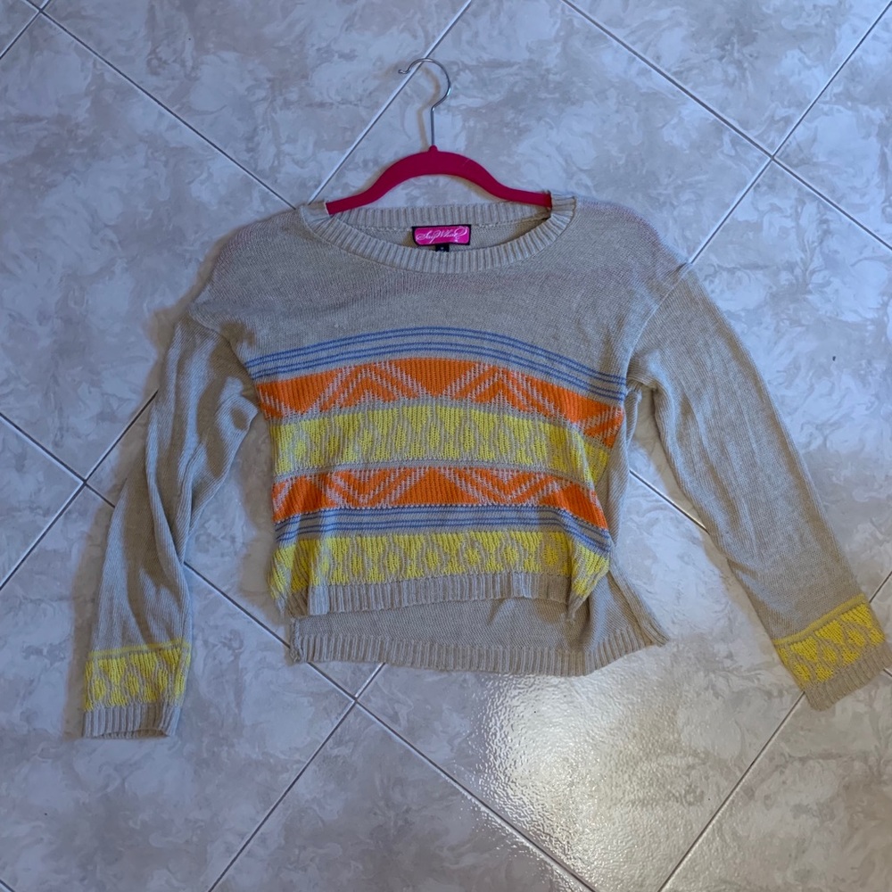Cropped sweater with tribal patterns